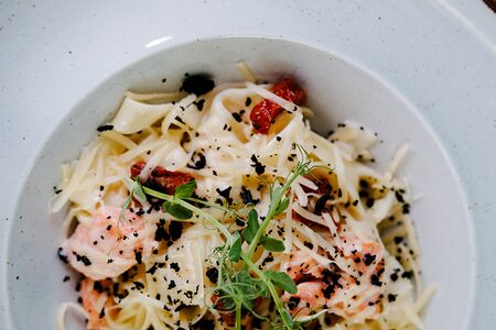 Феттуччине с лососем на кокосовых сливках