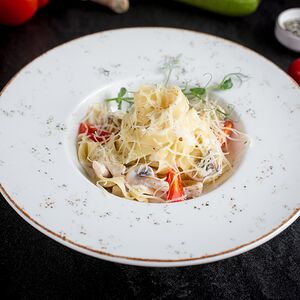 Паста с куриным филе и грибами