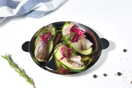 Бутерброды с маринованной корюшкой