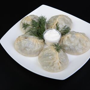 Манты с соусом на выбор