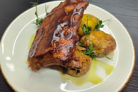 Ребра свиные с печеным картофелем