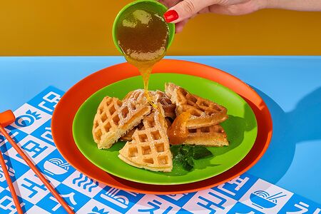 Вафли с сиропом манго