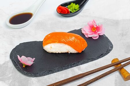Суши Лосось