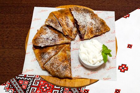 Сладкая плацинда с вишней