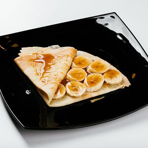 Блин с карамельным топпингом и бананом