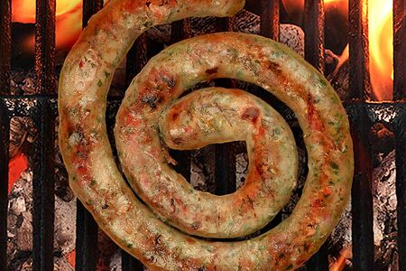 Пикантная колбаска колесом из баранины