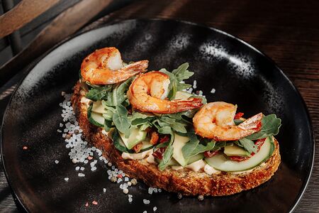 Брускетта с креветками и авокадо