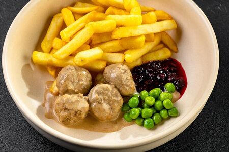 Фрикадельки с картофелем фри