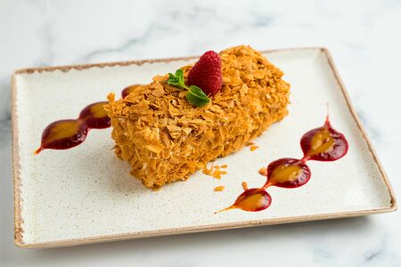 Хрустящий наполеон с ягодами