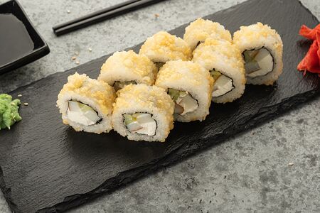 Хрустящий с копчёным лососем