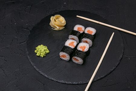 Классический ролл с лососем