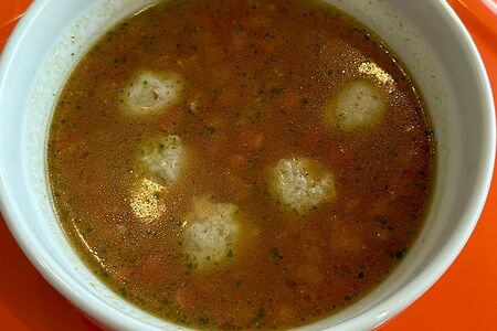 Суп с митболами, томатами конкассе, соусом песто и пастой орзо