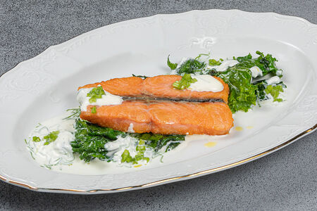 Лосось баттерфляй с соусом из щавеля