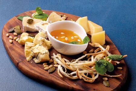 Ассорти итальянских сыров с мёдом