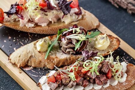 Ассорти мясных брускетт