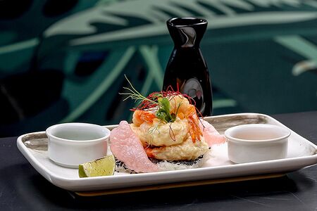 Креветки темпура на рисовой подушке с пикантными соусами