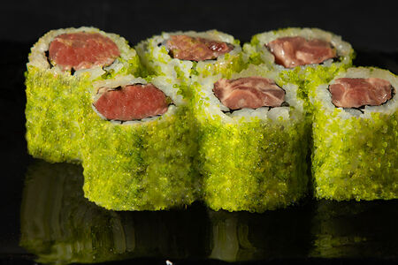 Ролл из тунца в остром соусе с тобико и васаби