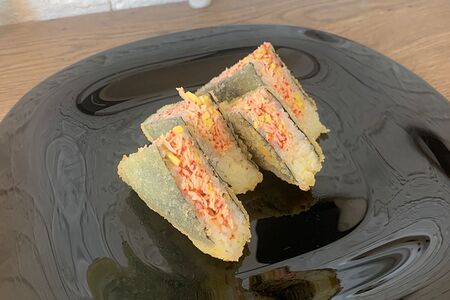 Сэндвич ролл с крабом во фритюре