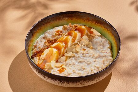 Каша овсяная с бананом, карамельным соусом и миндалем