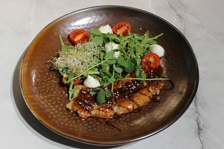 Салат с угрем и мягким сыром