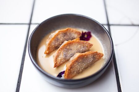 Яблочные гёдза с кокосовой сгущёнкой