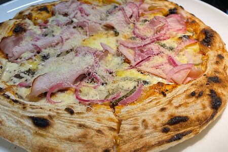 Пицца с окороком и грибной икрой