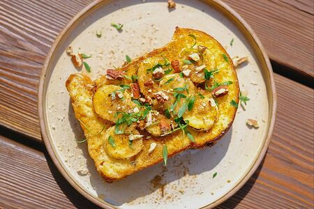Френч-тост с бананом и кленовым сиропом