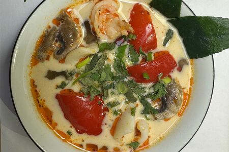 Том ям с морепродуктами