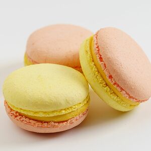 Macarons манго-маракуйя