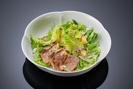 Листья салата с утиной грудкой и ореховым соусом