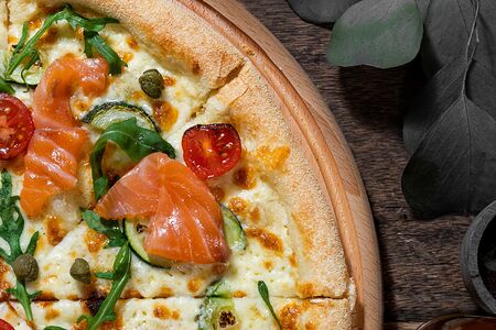 Пицца с лососем