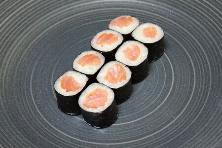 Ролл с копченым лососем малый