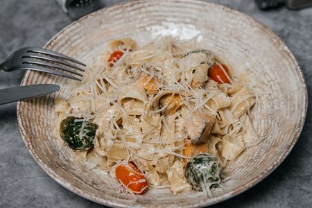 Феттуччине с курицей и грибами