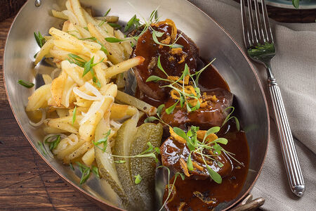 Язык гриль в соусе черный перец с жареным картофелем