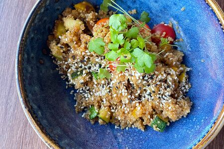 Рис по-азиатски с цыпленком и овощами в кисло-сладком соусе