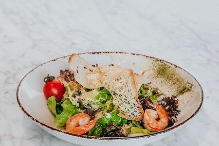 Салат Цезарь с креветками