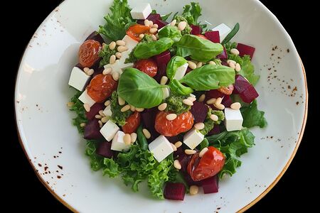 Салат со свеклой, рукколой и с сыром фета