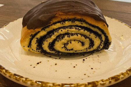 Булочка с маком и шоколадом