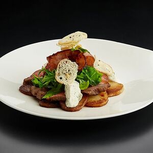 Теплый ростбиф с печеным картофелем, рукколой, беконом и соусом тартар