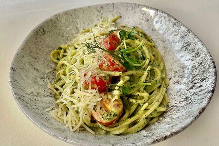 Спагетти с песто и тигровыми креветками 