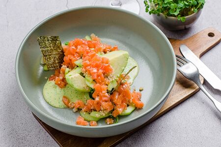 Тартар из лосося с авокадо, киноа, водорослями чукка и соусом руй