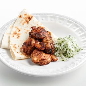 Шашлык с томатным соусом и лавашом