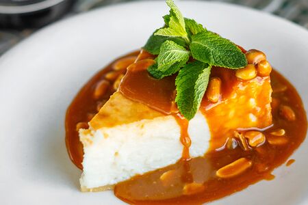 Чизкейк с соленой карамелью и арахисом