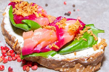 Брускетты с лососем