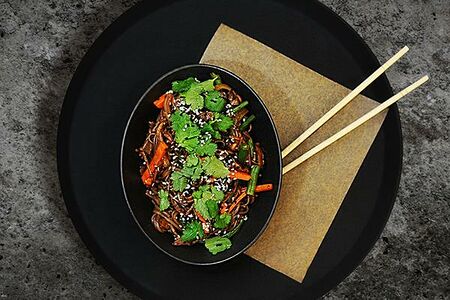 Гречневая соба с говядиной в сычуаньском соусе