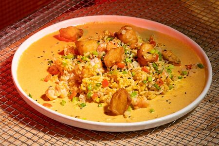 Тайский жареный рис с креветками и желтым карри