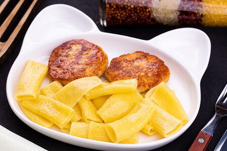 Детские котлетки из курочки с макарошками