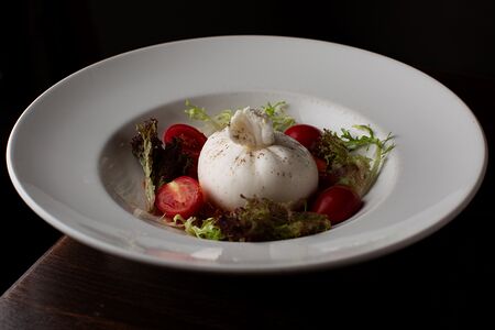 Салат с бурратой