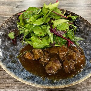 Салат с куриной печенью и соусом демиглас