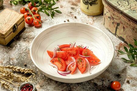 Спелые томаты со сметаной